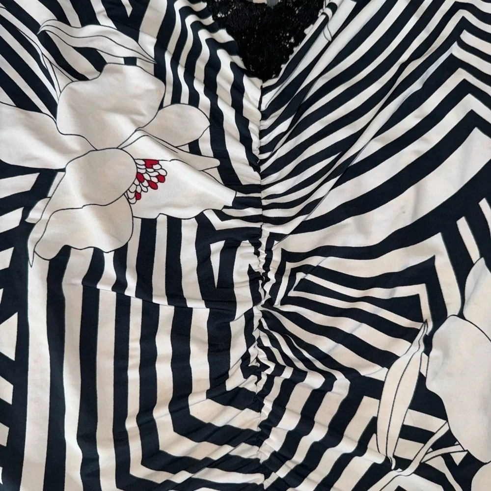 Ladies blouse. Size medium. - Picture 3 of 4